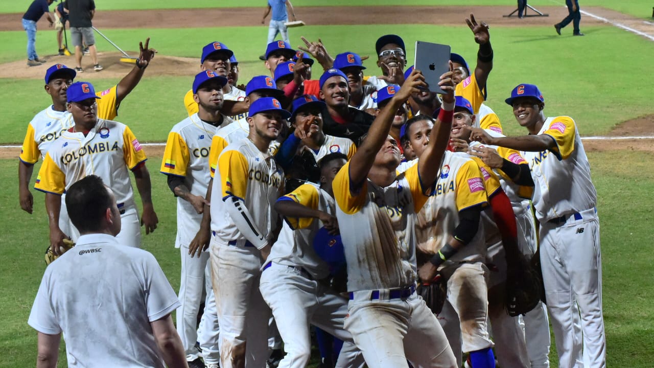 Momentos del juego entre Colombia y Holanda. 