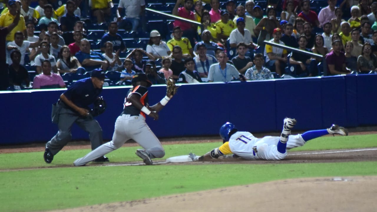 Momentos del juego entre Colombia y Holanda. 