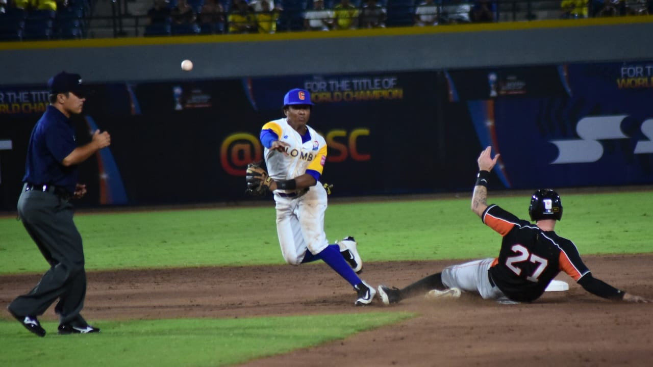 Momentos del juego entre Colombia y Holanda. 