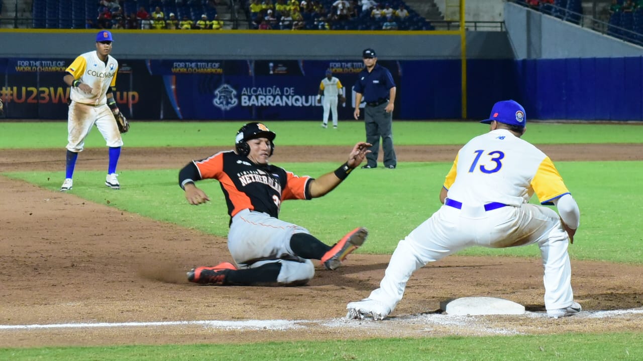Momentos del juego entre Colombia y Holanda. 
