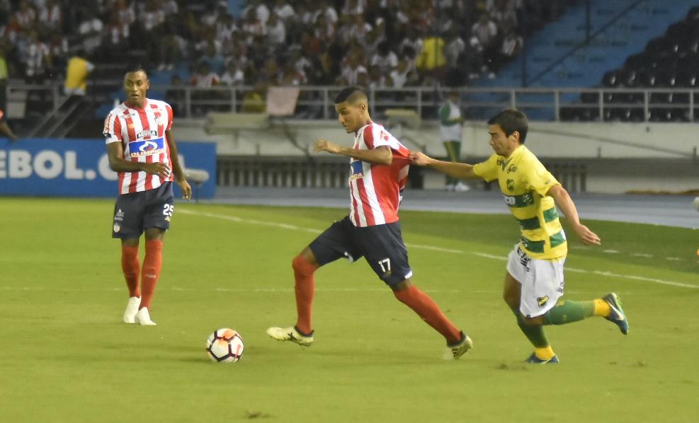 El lateral Gabriel Fuentes apoyando la ofensiva 'tiburona'.