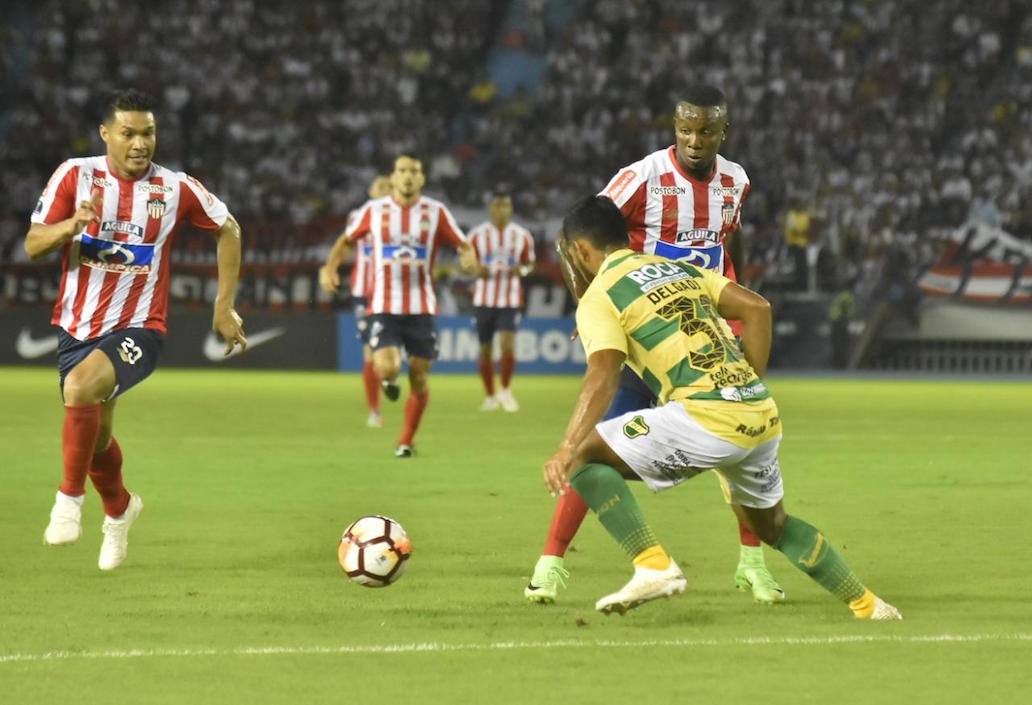 Daniel Moreno enfrentando la marca de Delgado. Sigue la jugada Teófilo Gutiérrez.