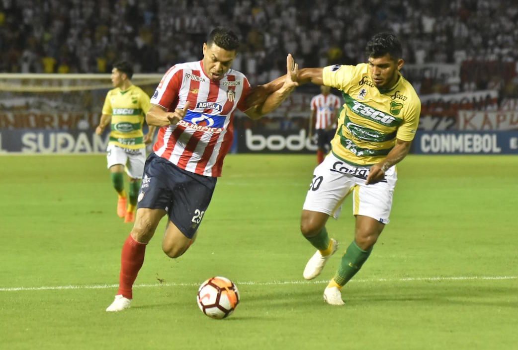 Teófilo Gutiérrez desbordando la marca de Delgado.
