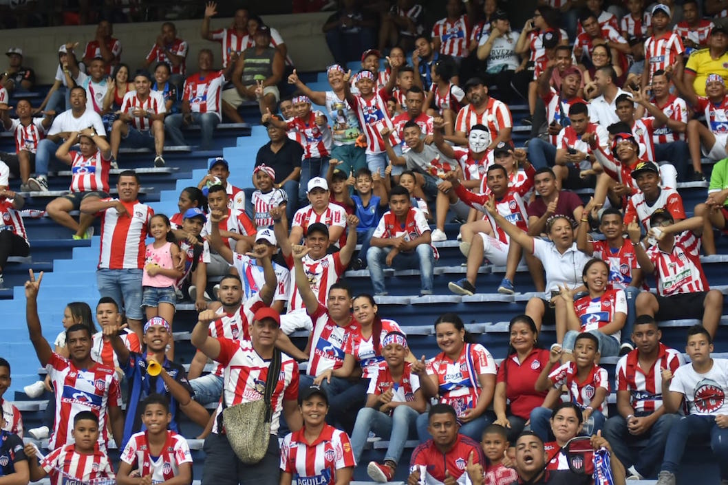 Afición juniorista en el Metropolitano.