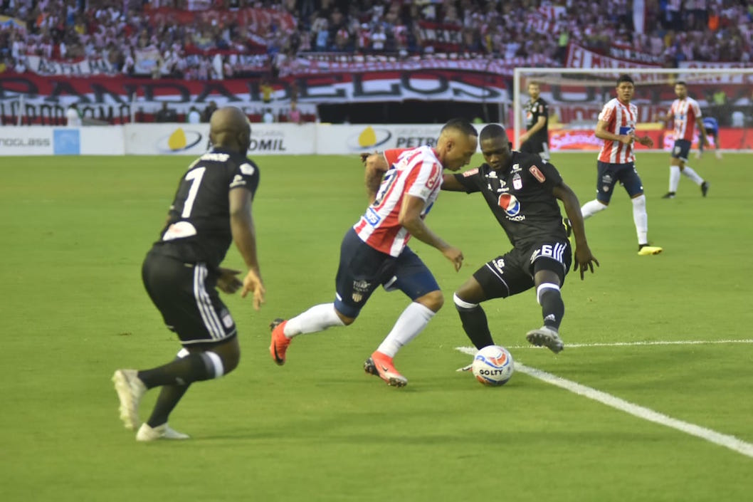 Jarlan Barrera ingresando al área americana ante la marca de Gustavo Carvajal y Pablo Armero.