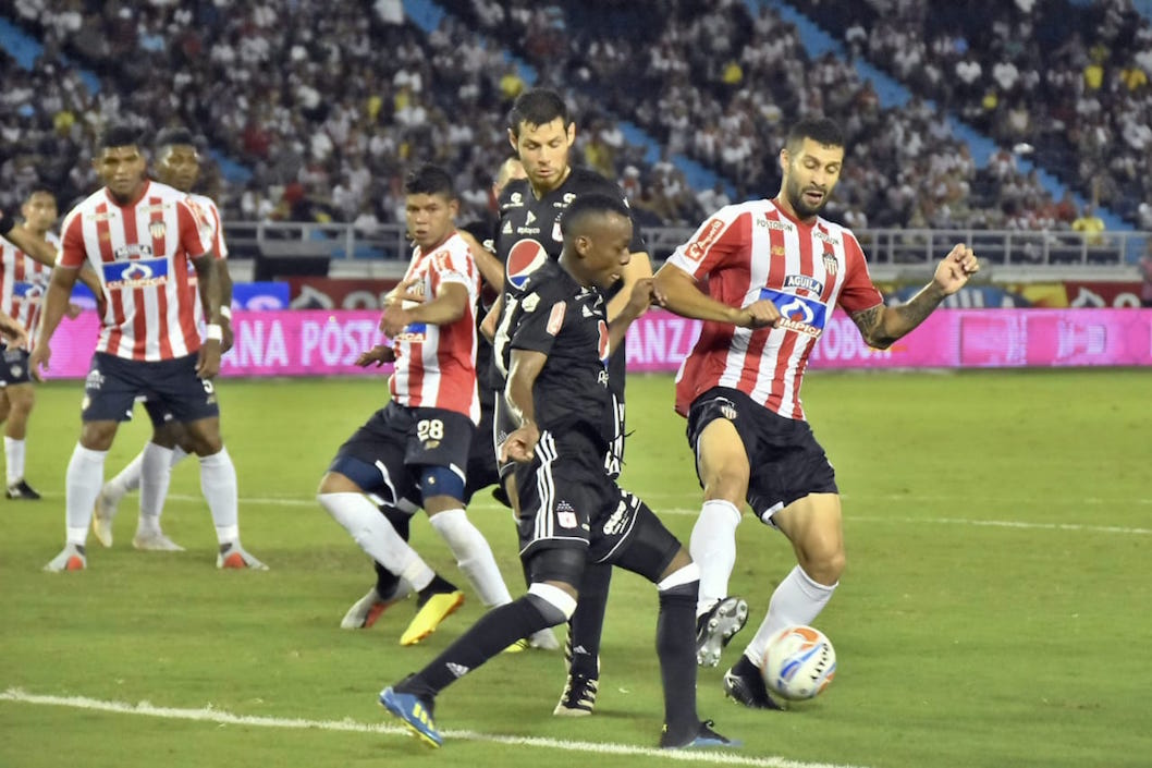Jonathan Ávila controlando una llegada de los visitantes.