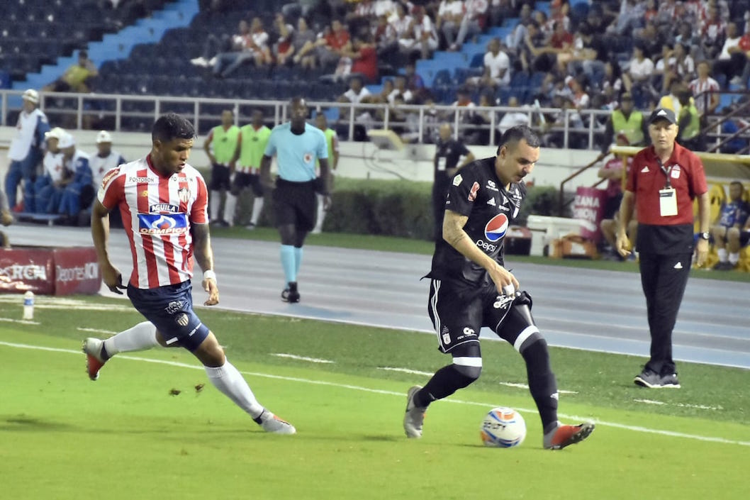 Rafael Pérez persiguiendo la marca de Alejandro Bernal.
