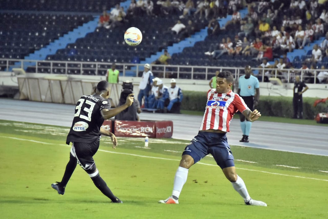 Cristian Hinestroza despeja una ofensiva de los locales.