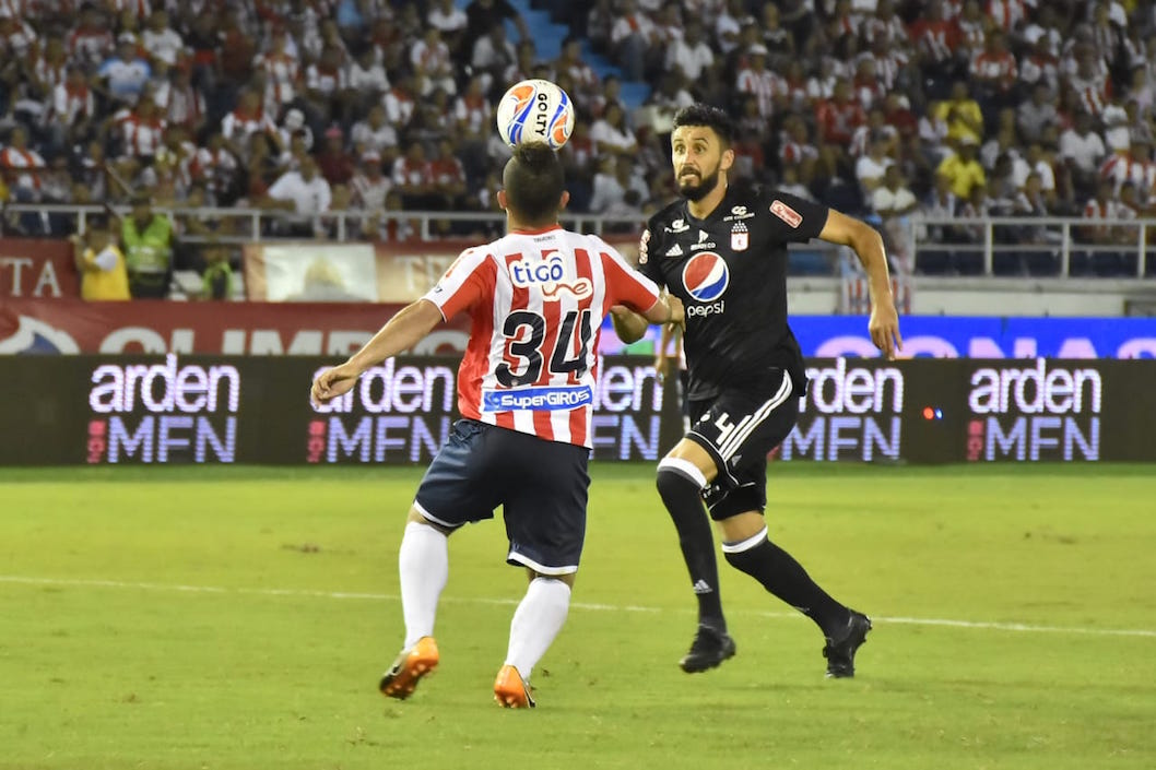 Léiner Escalante disputando un balón con Pedro Franco.