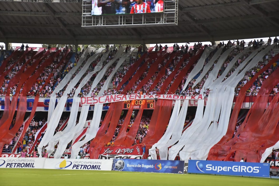 Aficionados en la tribuna también rindieron homenaje póstumo a José Varacka.