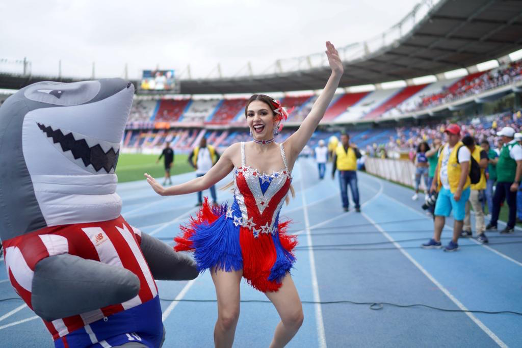 La Reina del Carnaval 2019 se hizo presente en el Metropolitano y contagió su alegría a los aficionados.