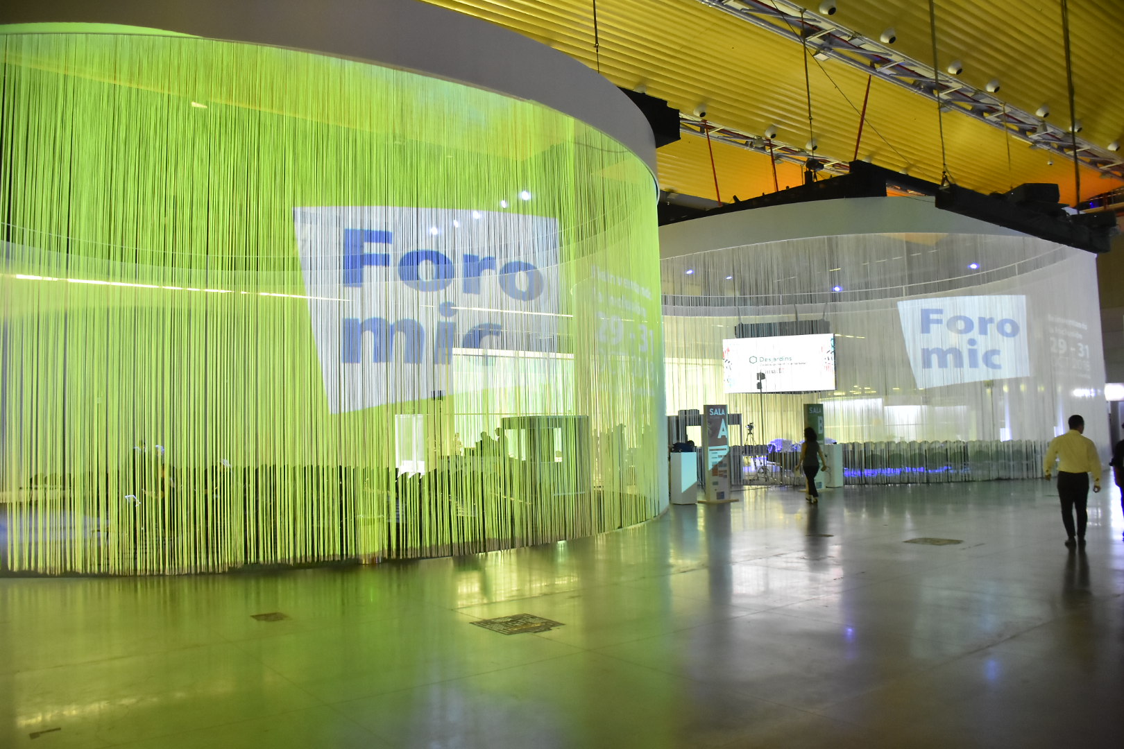 Panorámica montaje de espacios de conferencias en el Foromic.