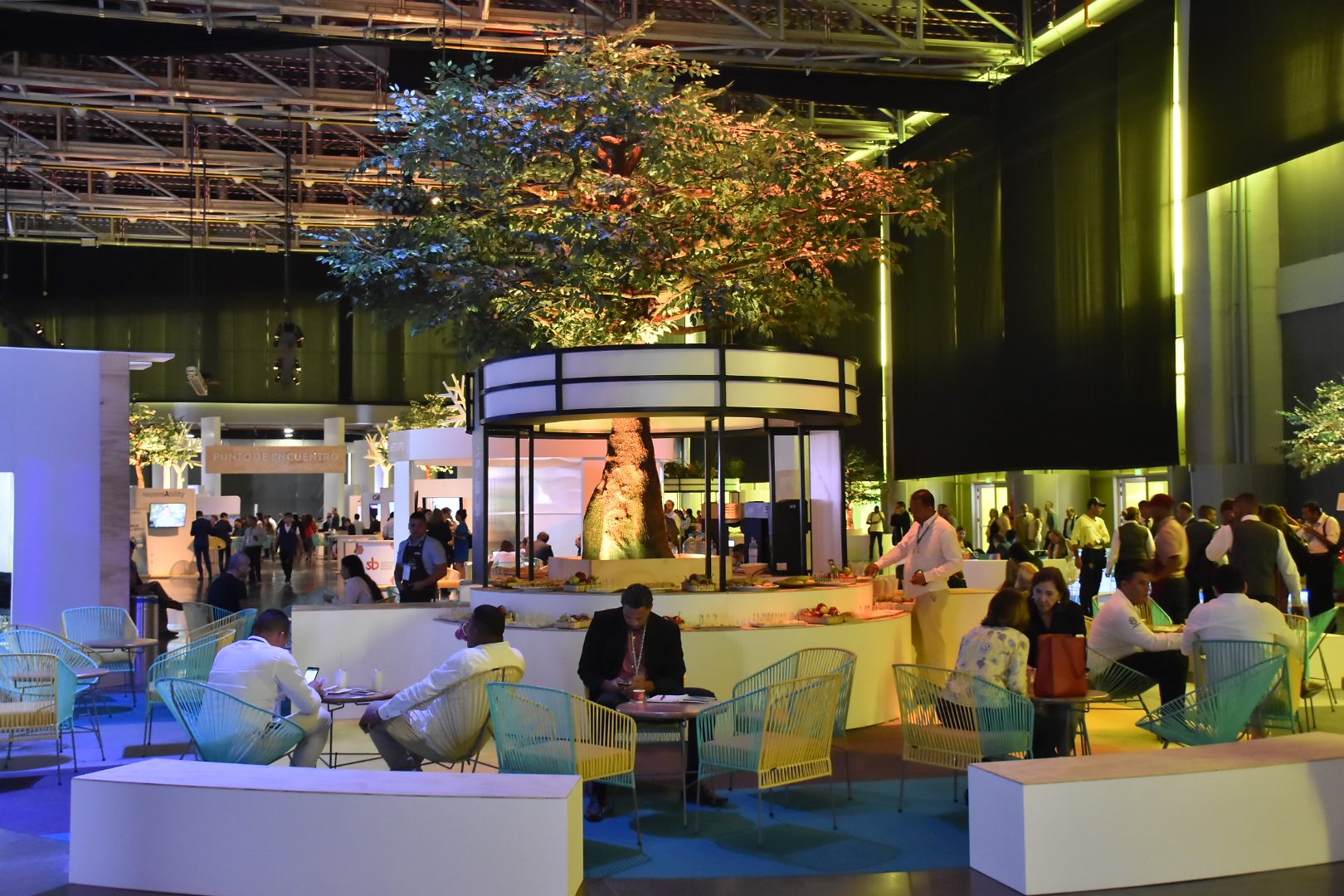 Árboles y plantas son los temas decorativos de los stans en el Foromic.