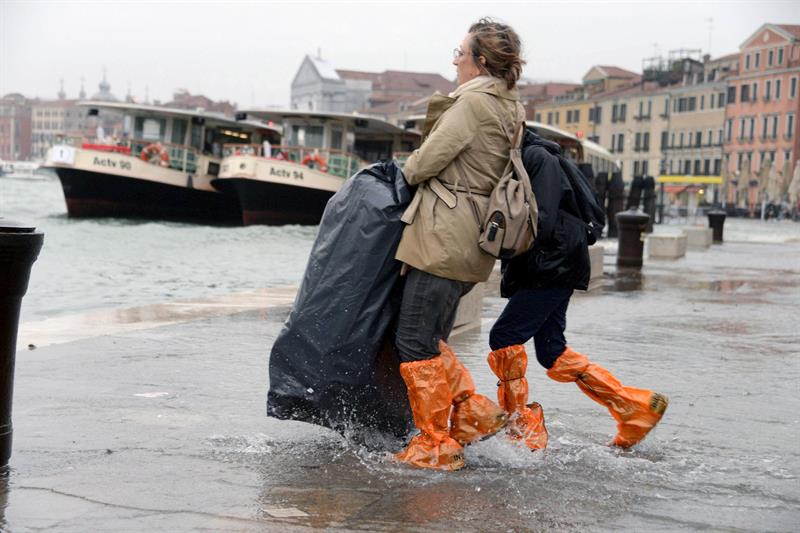 Turistas tuvieron que llevar botas para cruzar los cauces.