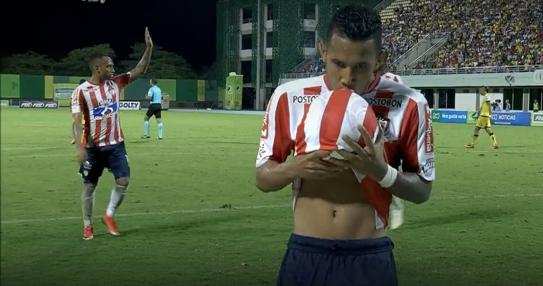James Sánchez festejando el segundo gol juniorista.