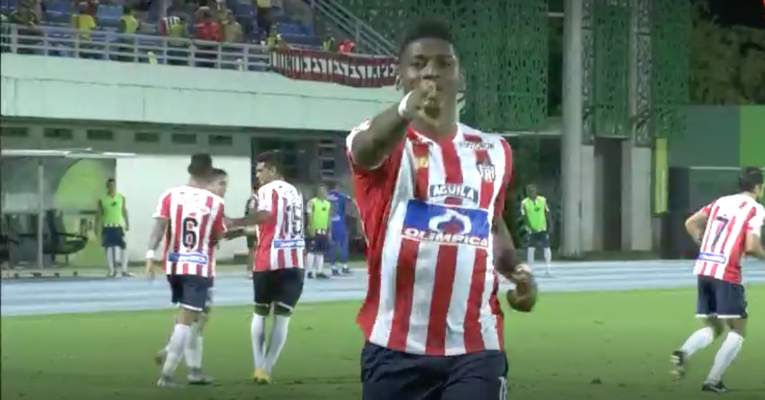 Celebración del primer gol de Yony González.