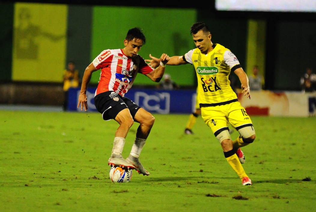 Fabián Sambueza disputando el balón con Lonardo Saldaña.