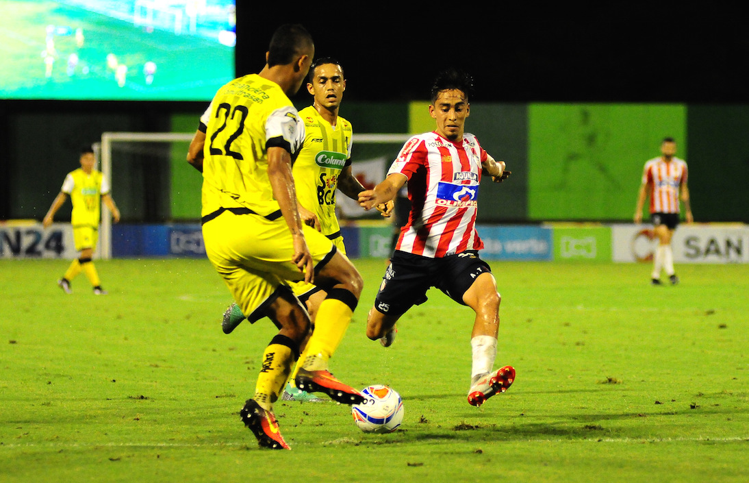 Fabián Sambueza enfrentando la marca de Luciano Ospina.