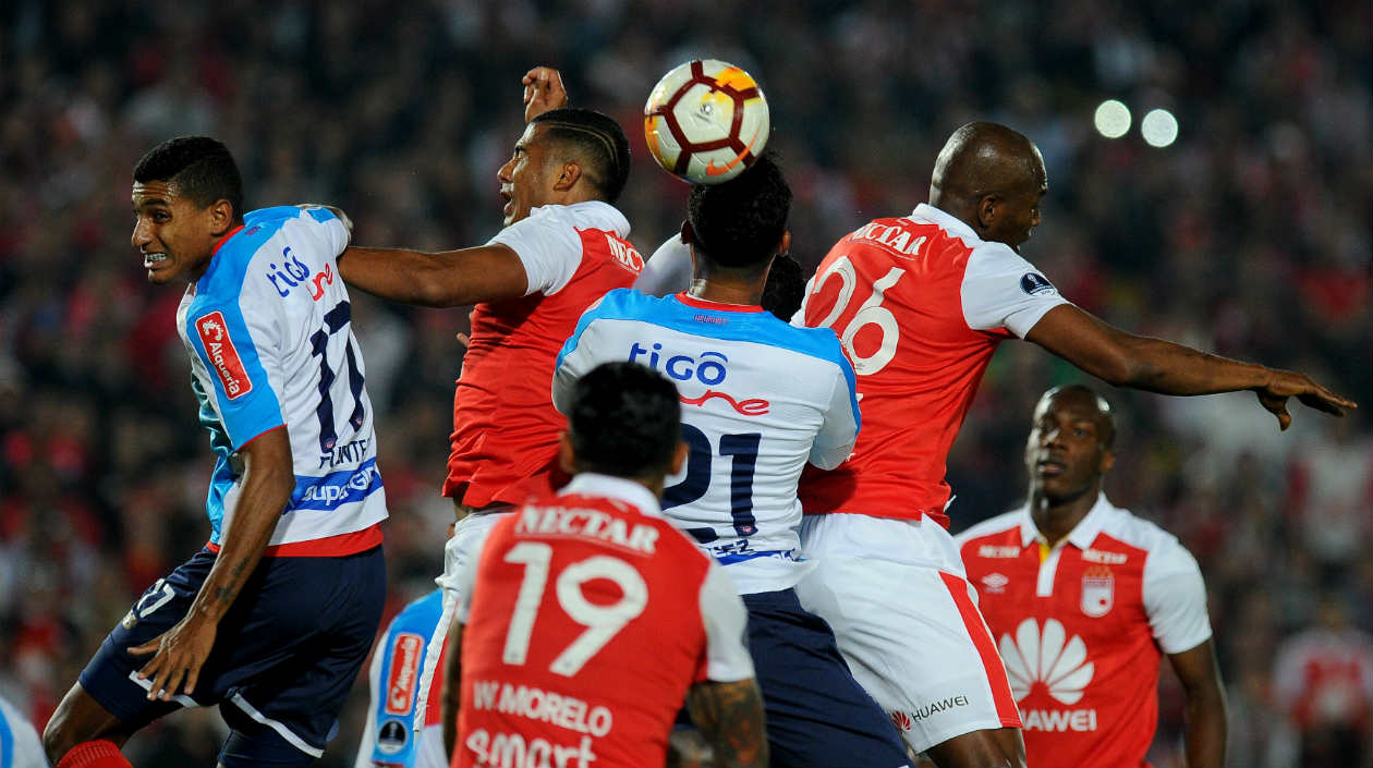 La pelota aérea fue siempre el arma de Santa Fe.