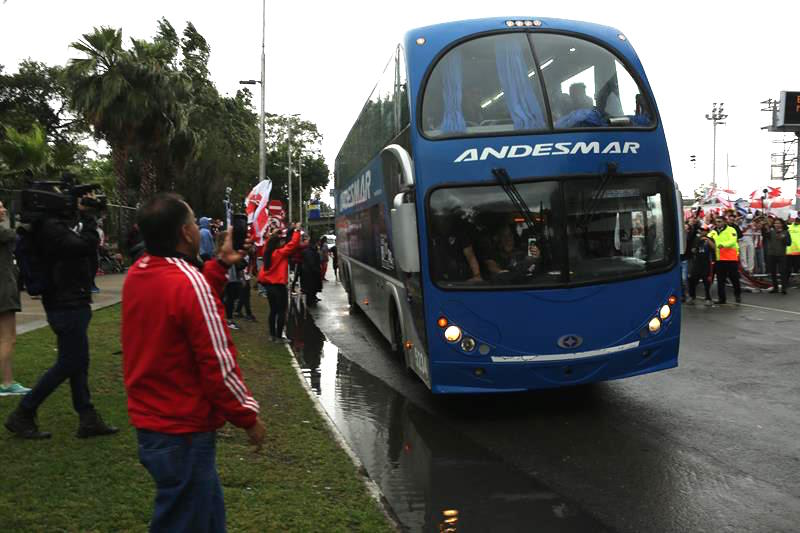 Aficionados de Boca saludando la llegada del equipo.