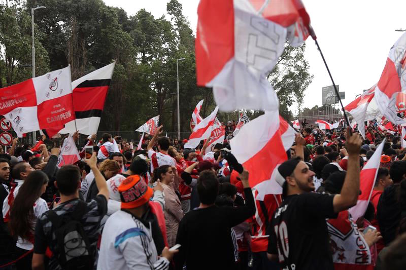 Hinchas de River recibiendo al equipo en La Bombonera.