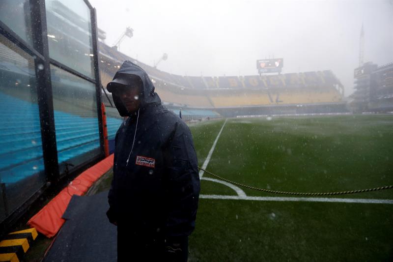 Un trabajador revisa las instalaciones del estadio en pleno aguacero.