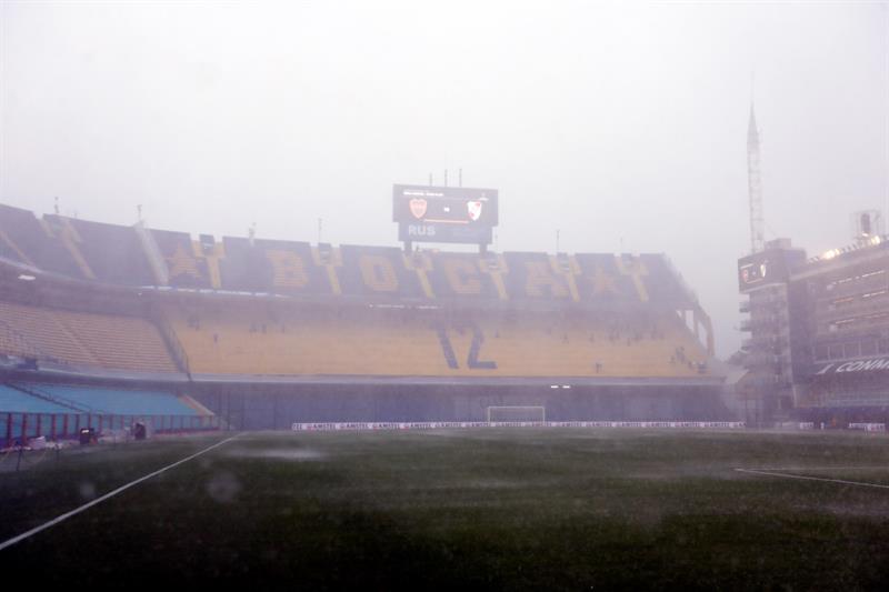Vista general del estadio en plena lluvia.