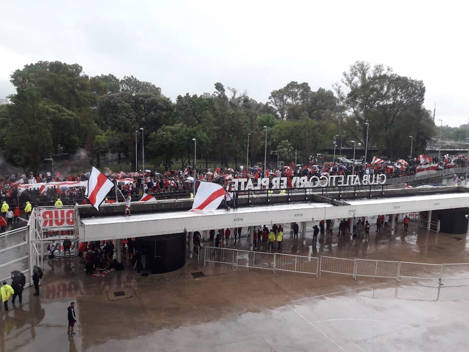 Llegada de aficionados al estadio.