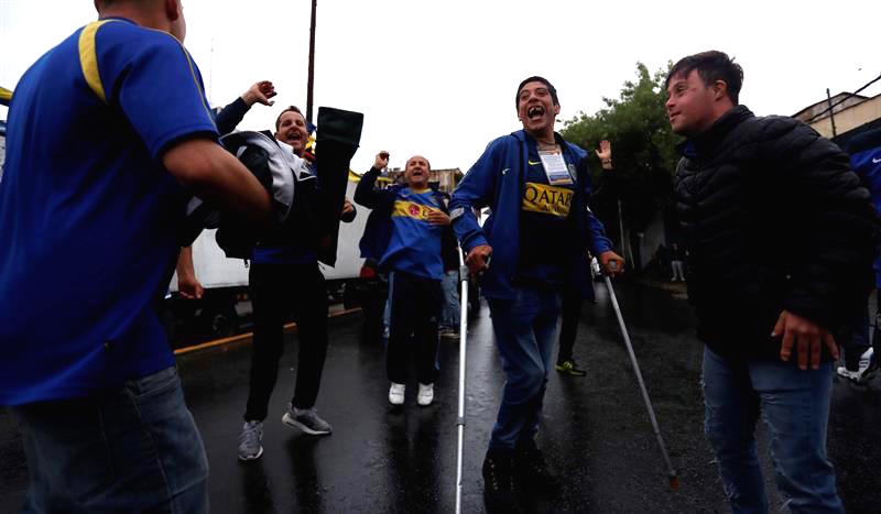 Entusiastas hinchas acercándose al escenario deportivo.