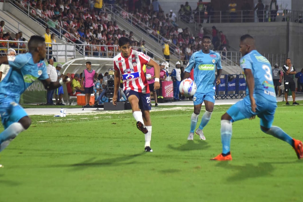 fabián Sambueza rematando ante la marca de Leonardo Escorcia.