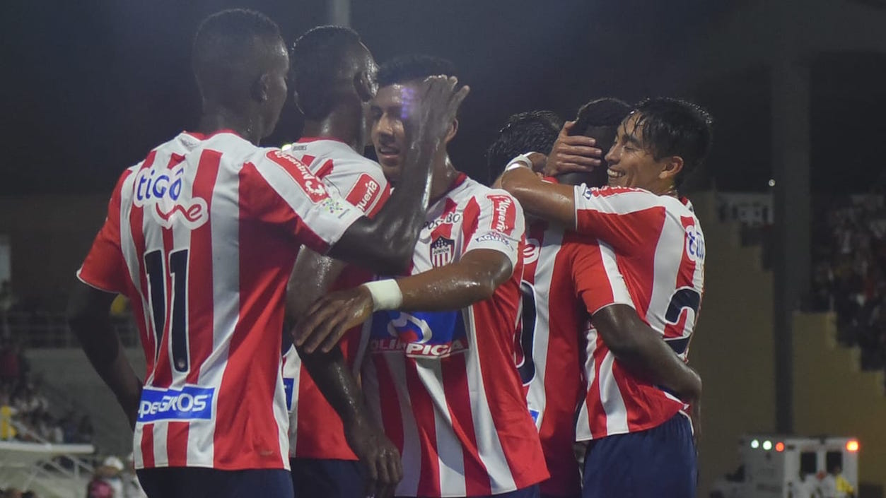 Jugadores del Junior celebrando el gol de Iván Rivas en el primer tiempo.