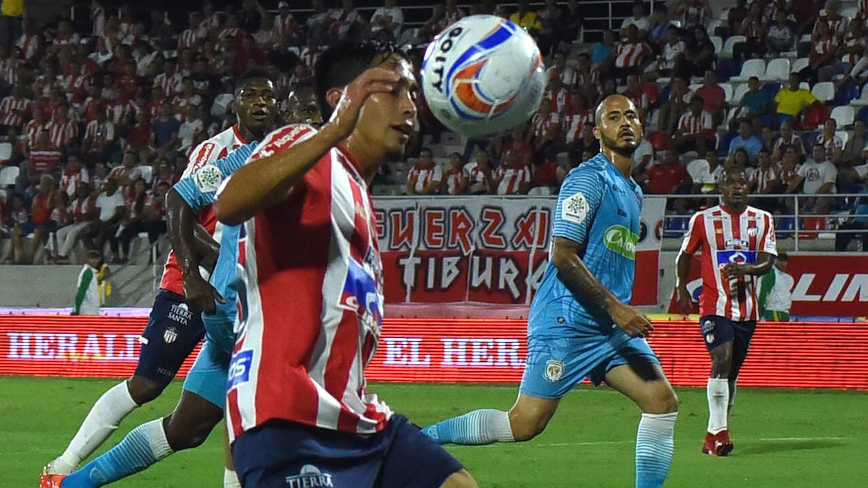 Fabián Sambueza dominando en una jugada aérea.