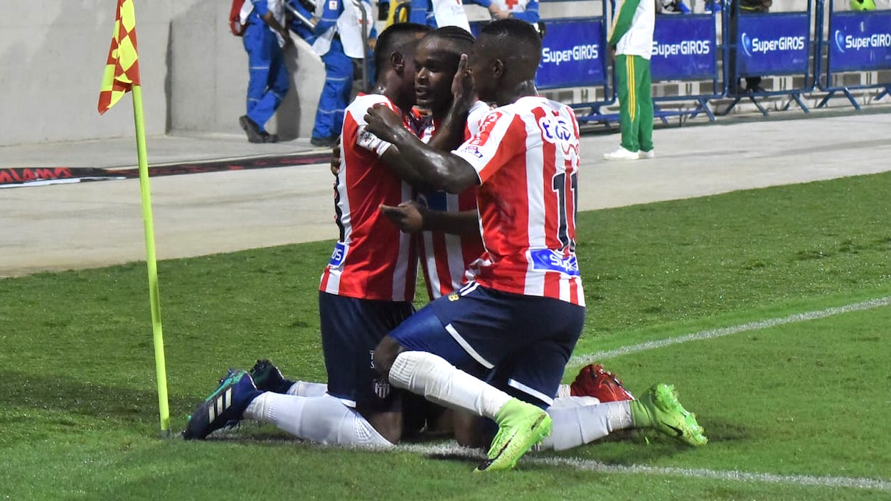 Iván Rivas felicitado por sus compañeros por el gol anotado.