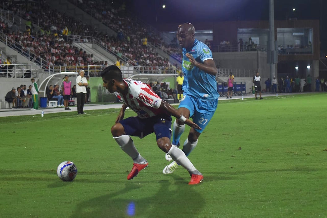David Murillo despejando ante el acoso de Alexis Hinestroza.