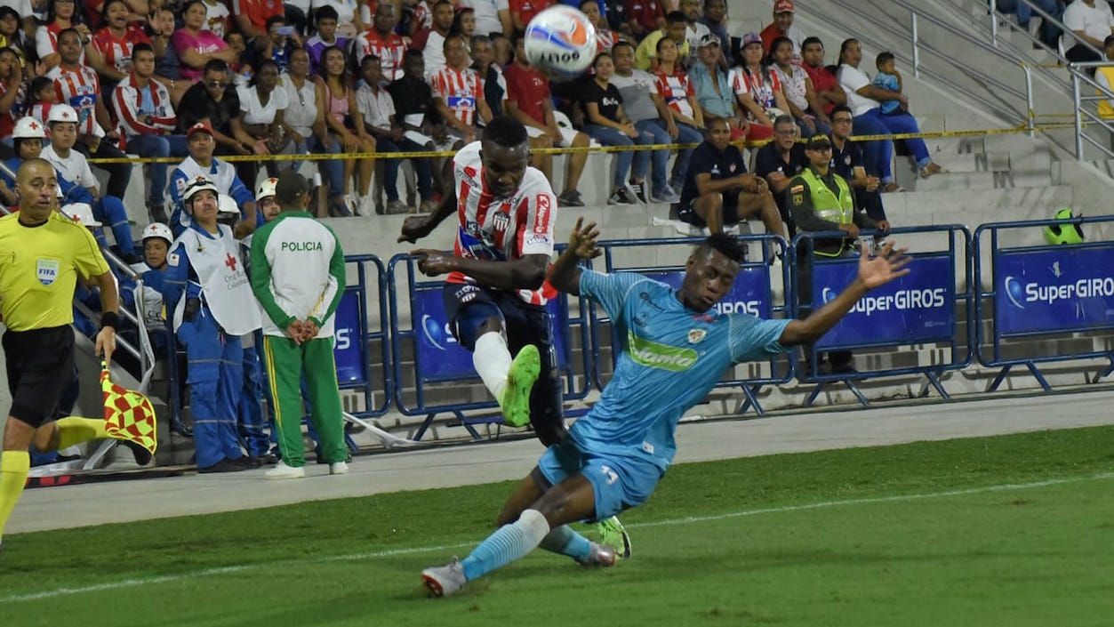 Daniel Moreno disputando el balón con Juan Zuluaga.