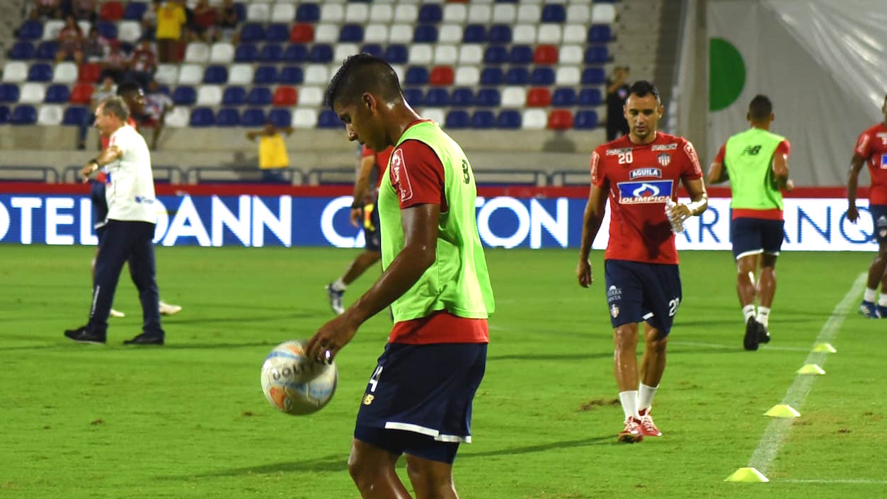 Calrentamiento previo de los 'Tiburones'.