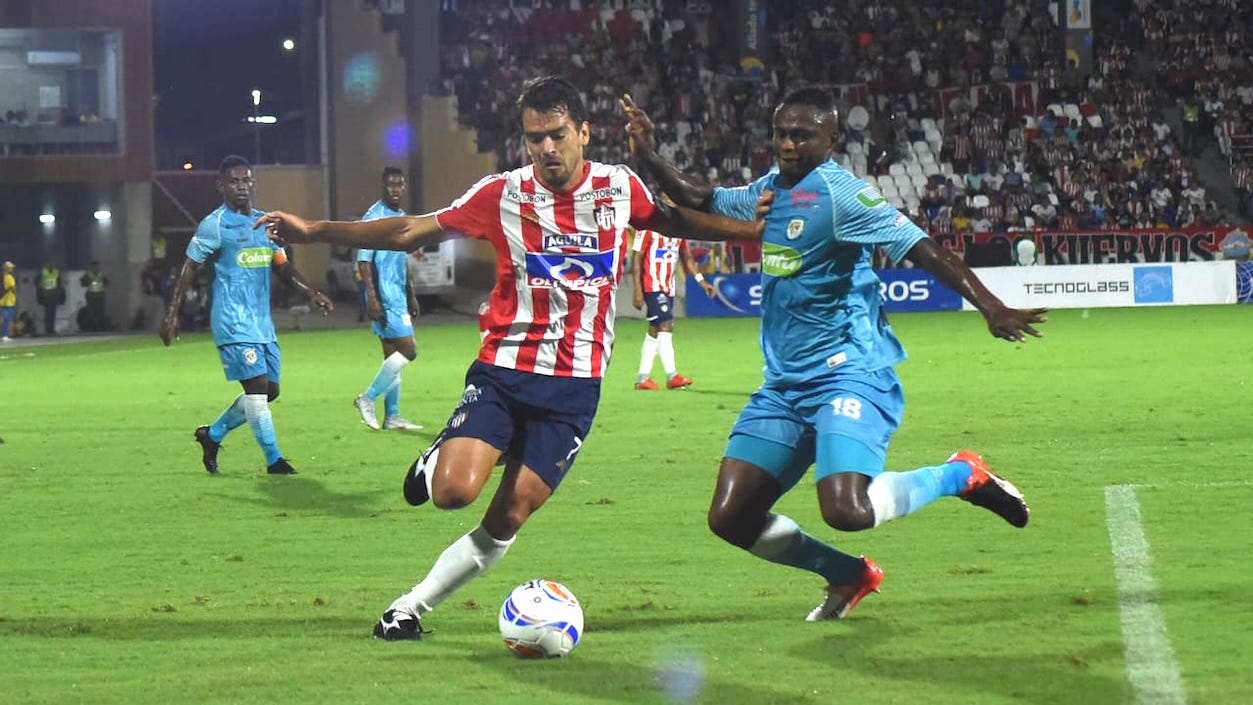 Sebastián Hernández intenta quitarse la marca de Wilmer Díaz.