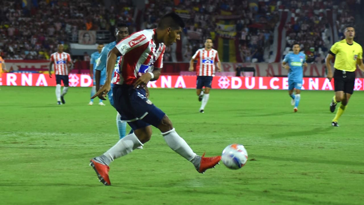 David Murillo ensayando un remate al inicio del partido.