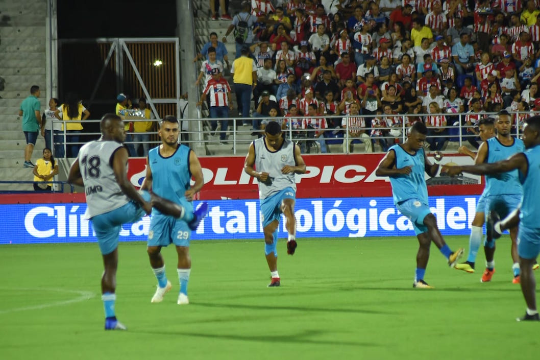 Jaguares de Córdoba en el calentamiento antes del partido.