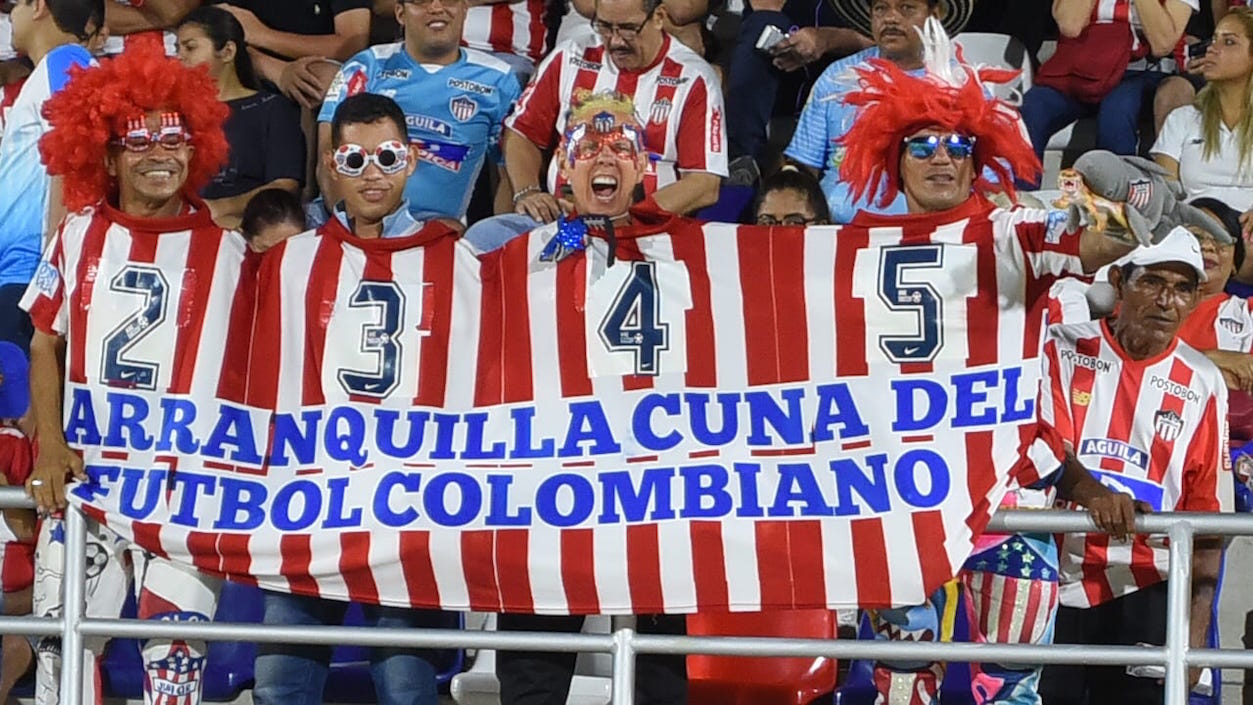 'El Cole' animando en la tribuna.