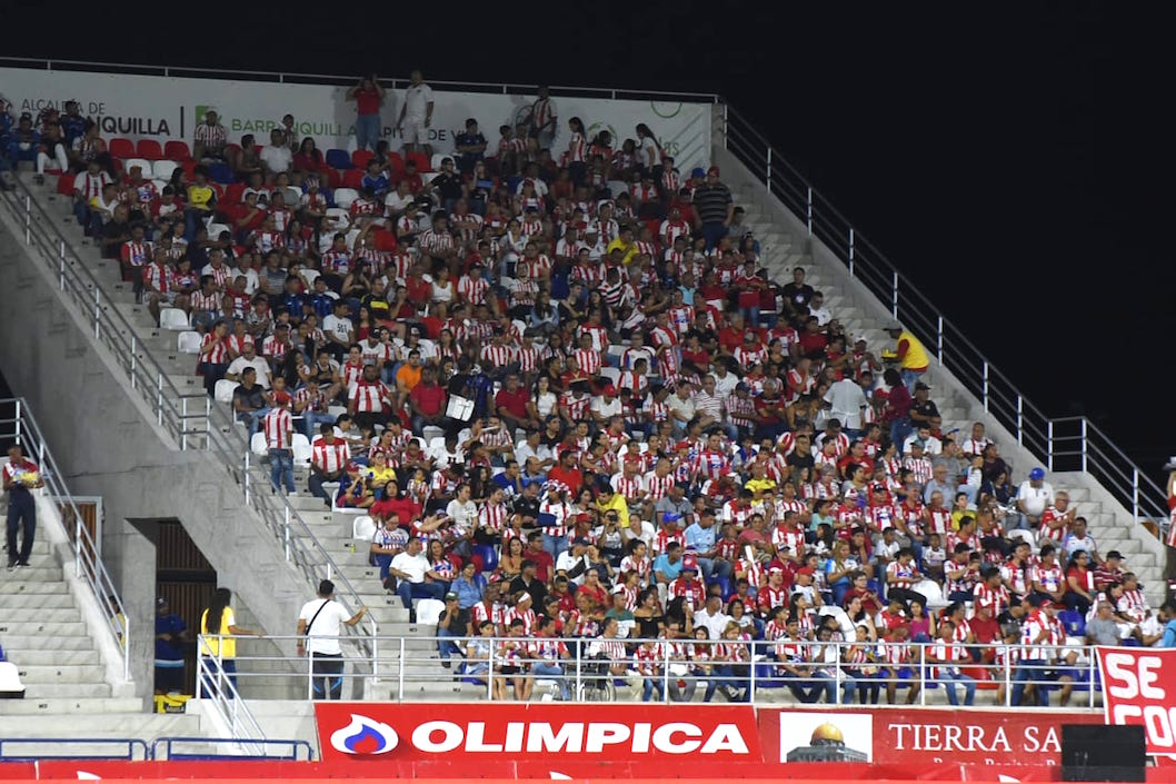 Los aficionados atentos en la tribuna del Romelio Martínez.