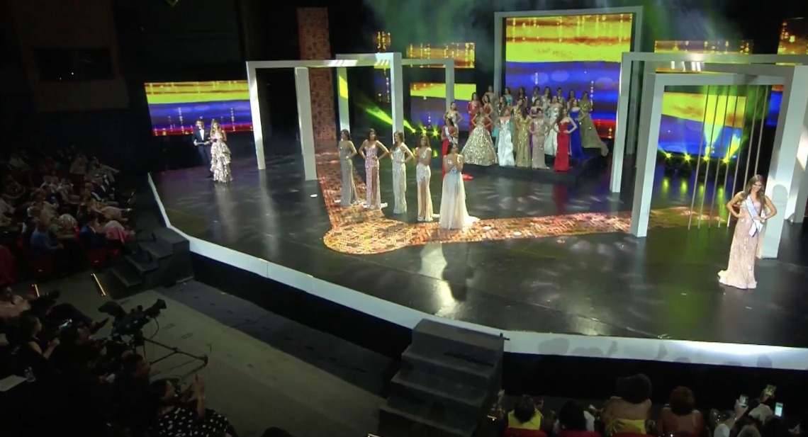 Las cinco finalistas en el concurso.