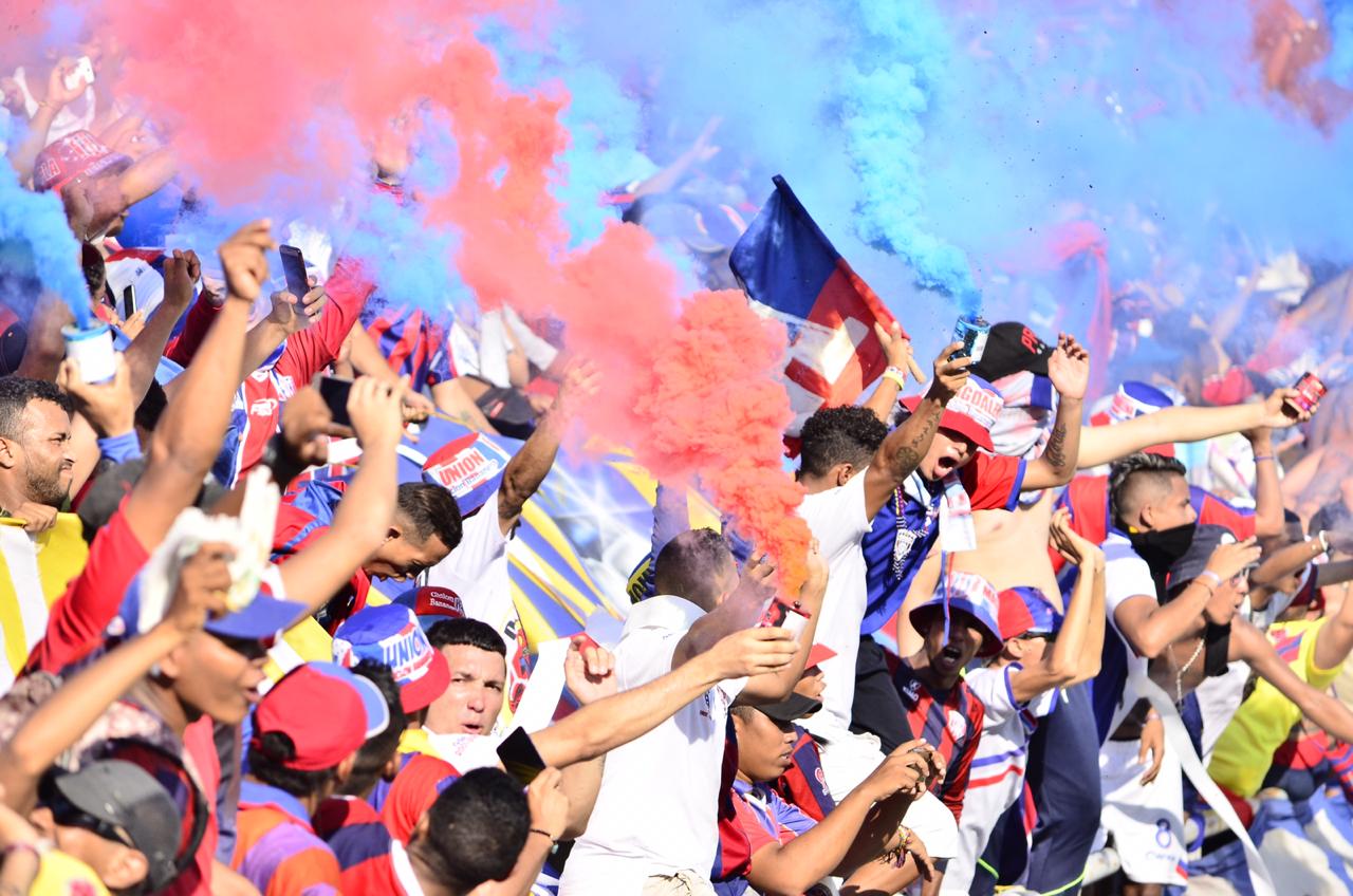 Un lleno total se vivió en el estadio Sierra Nevada.