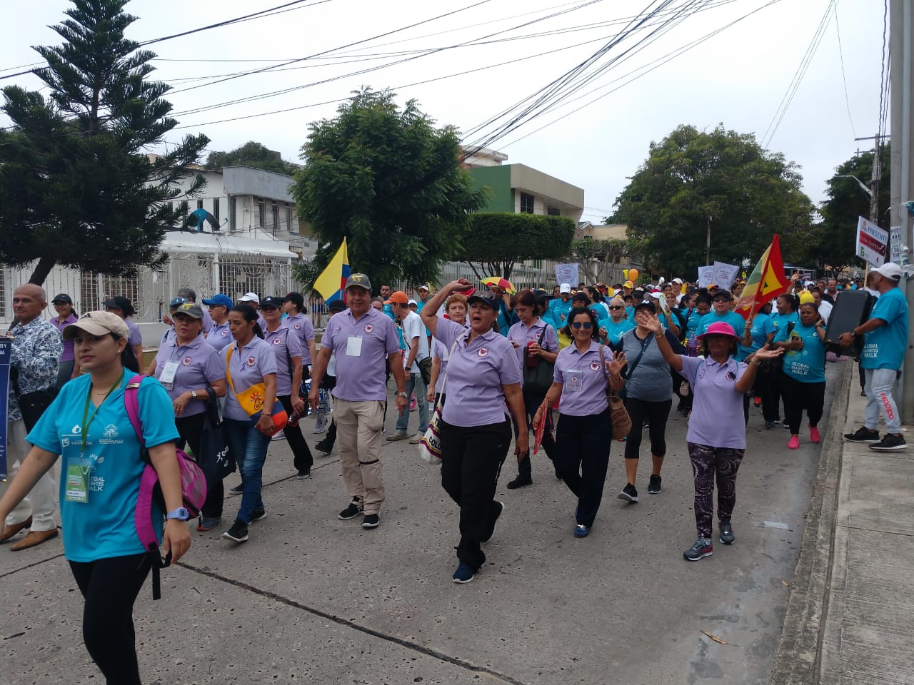 La caminata partió desde el parque Sagrado Corazón, llegando al coliseo Elías Chegwin, donde se cumplió la novena versión de la Feria de Estilos de Vida Saludables, espacio para actividades lúdicas, aeróbicos, rumbaterapias y, por supuesto, las asesorías a los asistentes sobre cómo prevenir la enfermedad.  