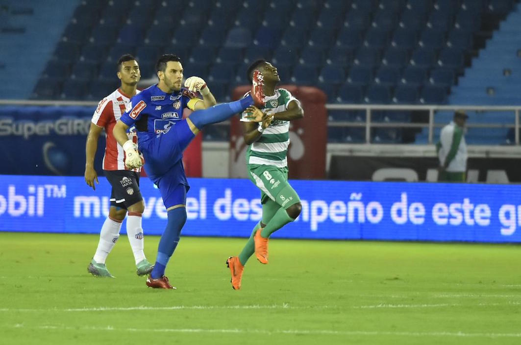 Sebastián Viera rechaza ante la llegada de Hansel Zapata.