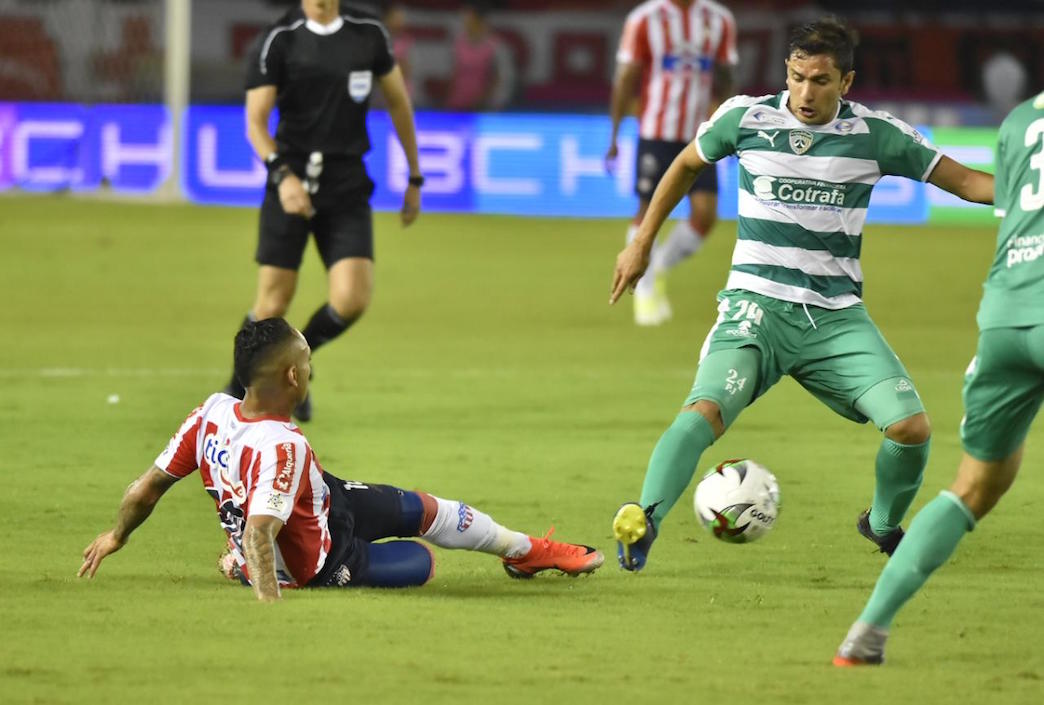 Juan Mahecha enfrentando a Jarlan Barrera.