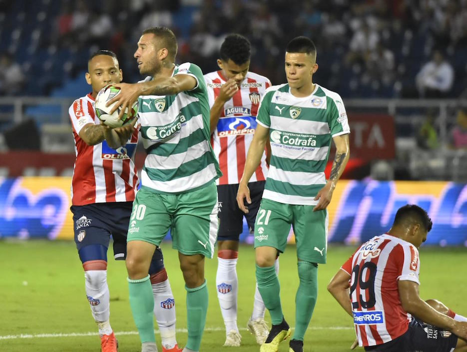 Falta de Jeider Riquett a Teófilo Gutiérrez.