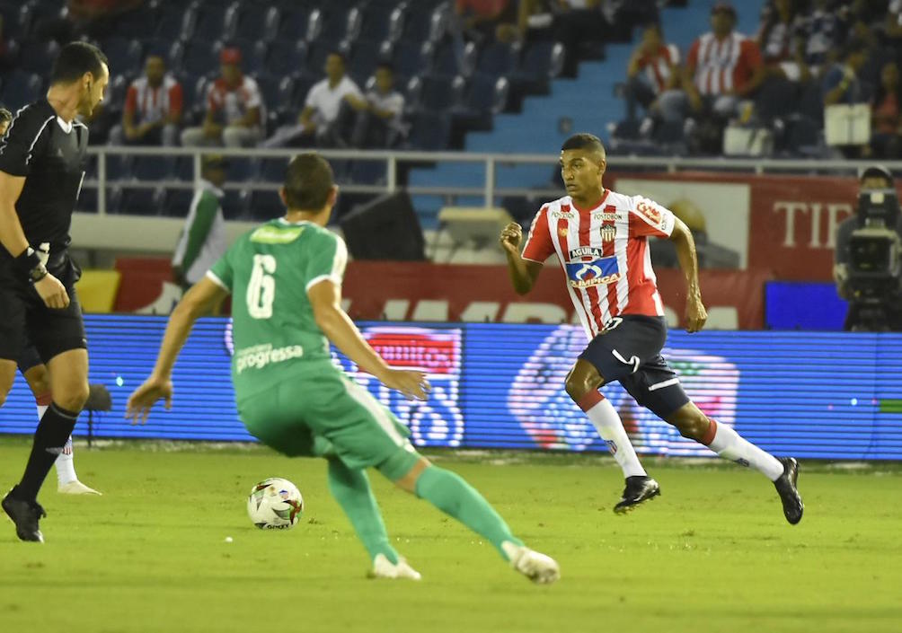 Gabriel Fuentes iniciando jugada ofensiva ante el asedio de Pablo Lima.