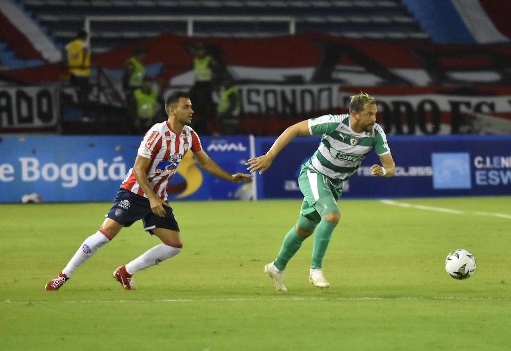 Matías Mier superando a Marlon Piedrahita.