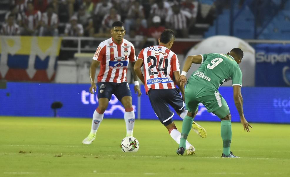 Víctor Cantillo y Rafael Pérez neutralizando a Carlos Peralta.
